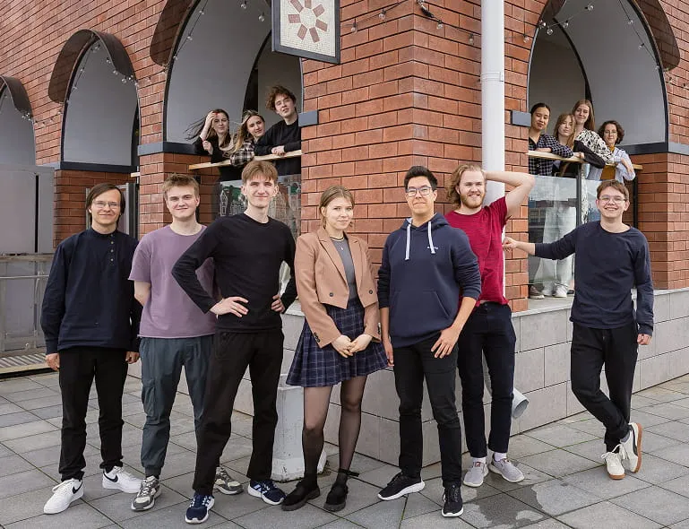 Студенты на фоне Института iSpring