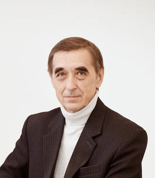 Олег Ельмикеев